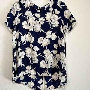 Siana sky floral, short sleeve top. Medium
